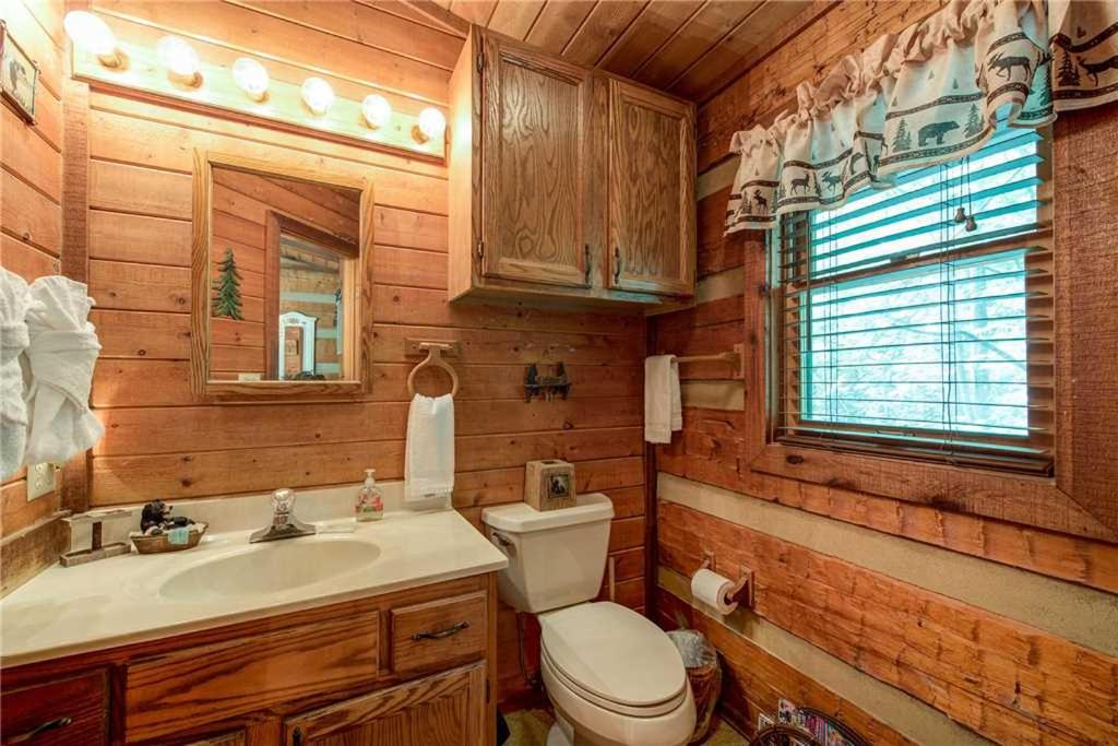 Rustic Charm 1 Bedroom 2 Bathroom Sleeps 4 Pets Welcome Hot Tub Priva - image 7