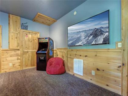 Life's Escape 2 Bedrooms WiFi Fireplace Arcade Jetted Tub Sleeps 6 - image 7