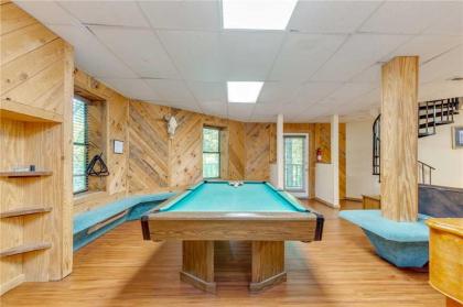 Smoky View Chalet 2 Bedrooms Pool Table Foosball Pool Access Sleeps 6 - image 10