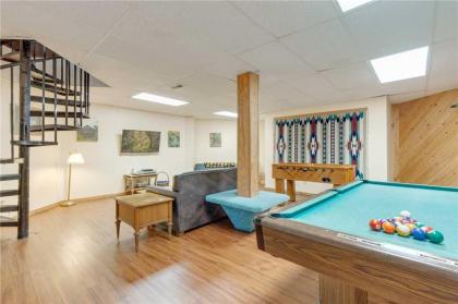 Smoky View Chalet 2 Bedrooms Pool Table Foosball Pool Access Sleeps 6 - image 11