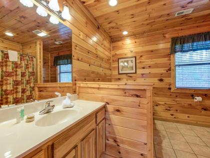 Apple Bear Lodge 4 Bedrooms Sleeps 18 Jacuzzis Pool Table Hot Tub - image 16