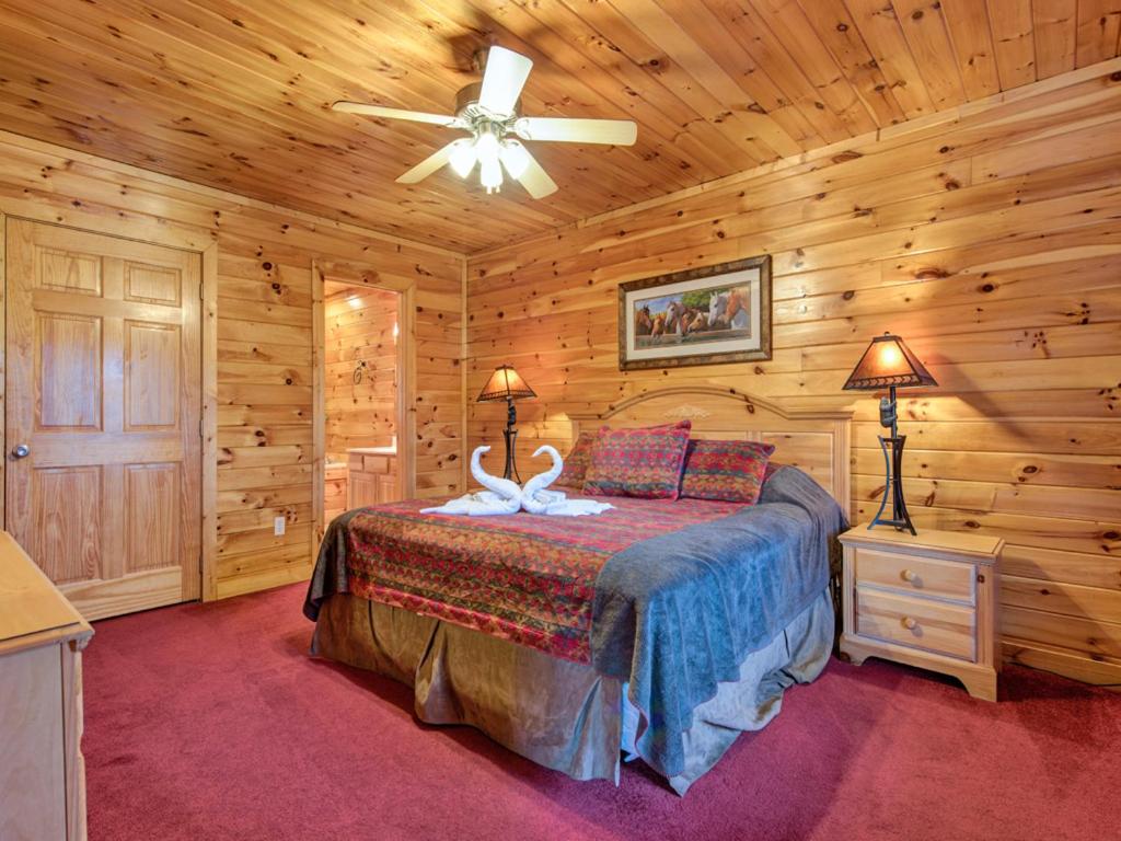 Apple Bear Lodge 4 Bedrooms Sleeps 18 Jacuzzis Pool Table Hot Tub - image 4