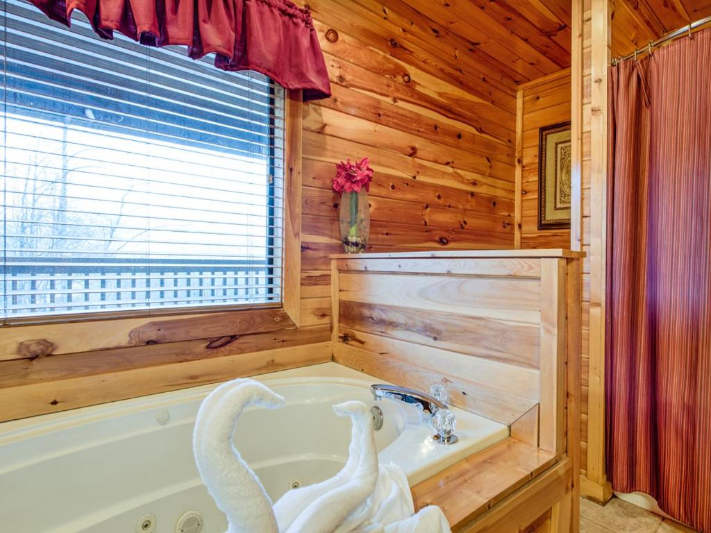 Apple Bear Lodge 4 Bedrooms Sleeps 18 Jacuzzis Pool Table Hot Tub - image 6