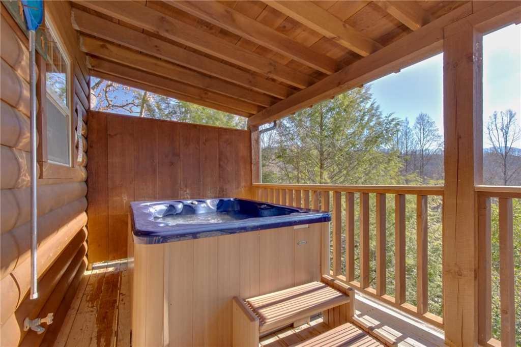 Silver Moon 1 Bedroom Mountain View Hot Tub WiFi Sleeps 2 - image 7