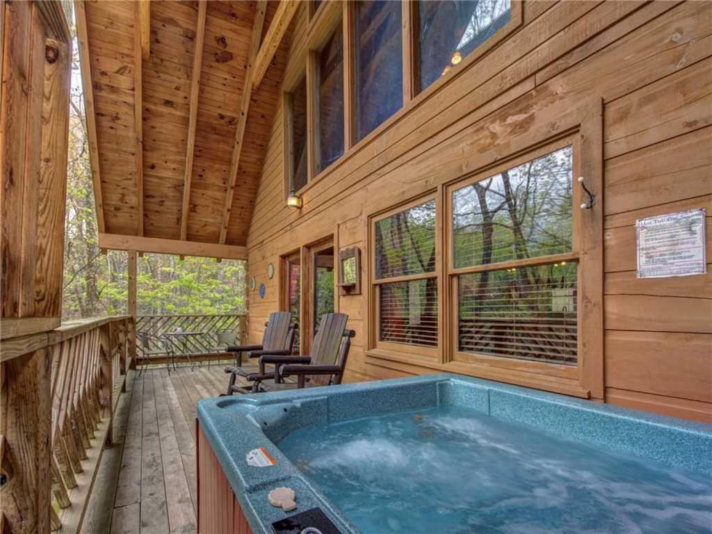 Above Ole Smoky’s Clouds 1 Bedroom Hot Tub WiFI Pets Sleeps 4 - main image