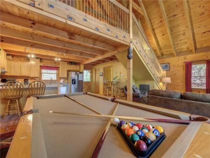 Above Ole Smoky’s Clouds 1 Bedroom Hot Tub WiFI Pets Sleeps 4 - image 12