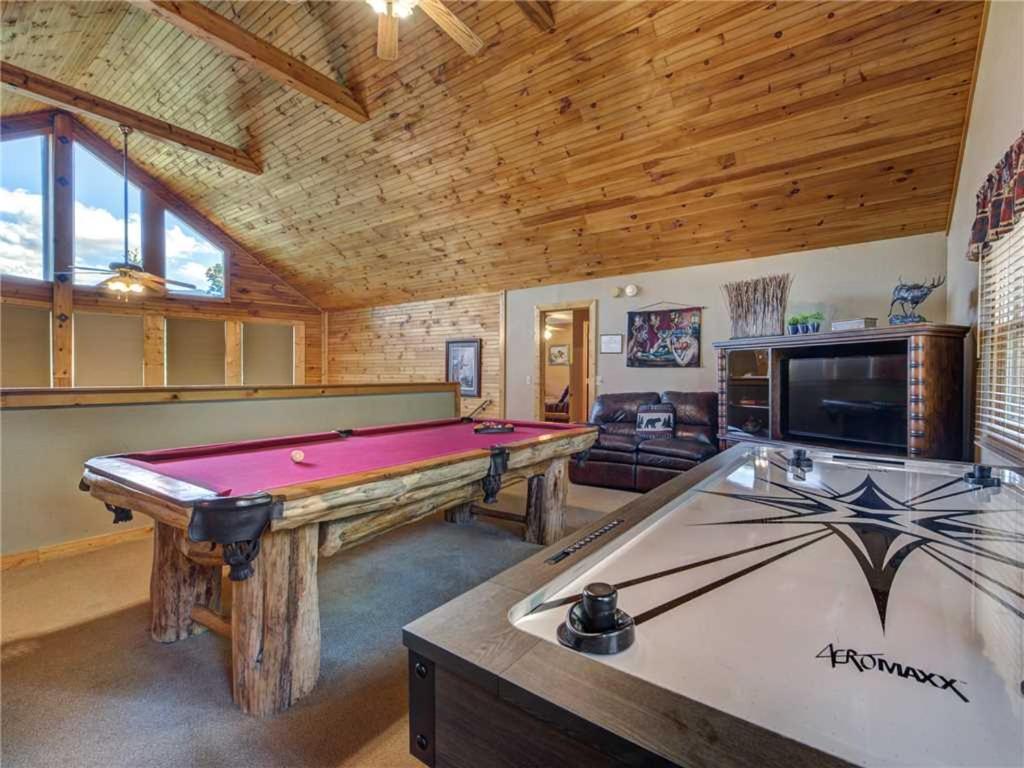 The Moose is Loose 4 Bedrooms Mountain View Hot Tub Sleeps 10 - image 7