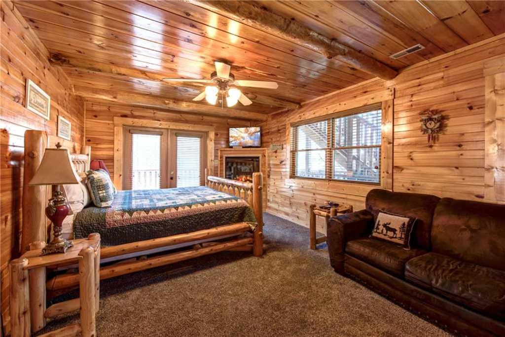 Hemlock Inn 8 Bedrooms Theater Room Pool Table Hot Tub Sleeps 38 - image 6