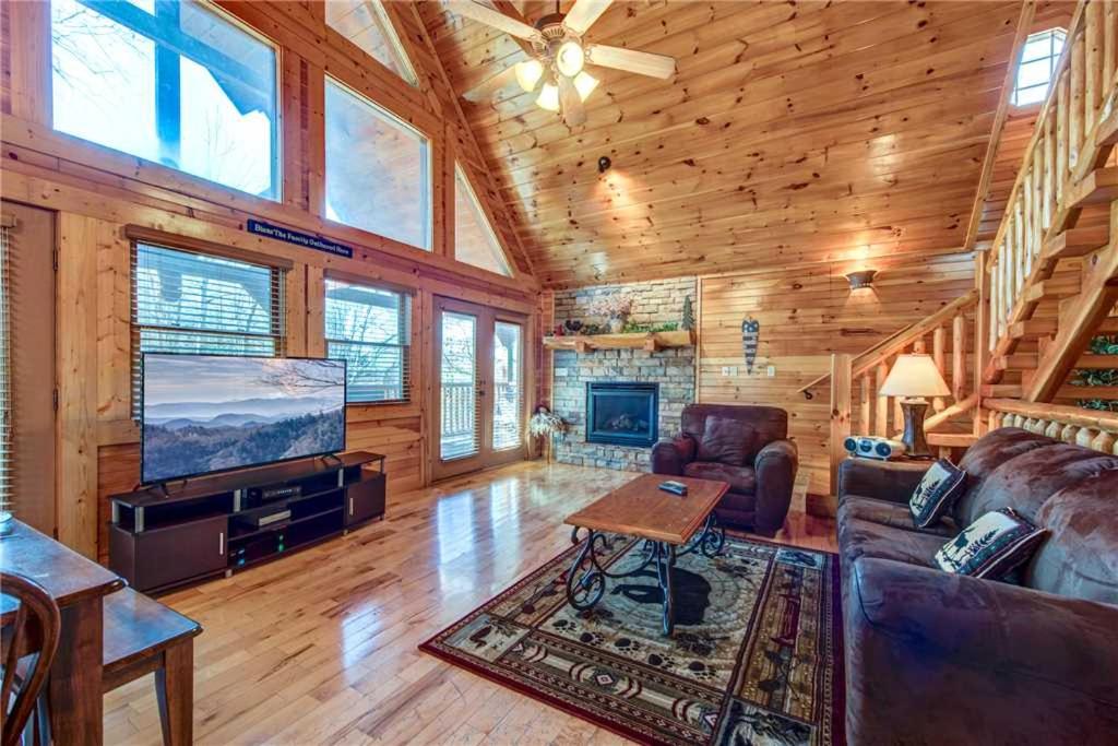 Hemlock Manor 3 Bedrooms Sleeps 10 WiFi Game Room Hot Tub Fireplace - main image