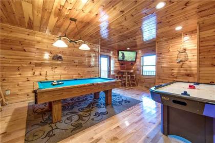 Hemlock Manor 3 Bedrooms Sleeps 10 WiFi Game Room Hot Tub Fireplace - image 11