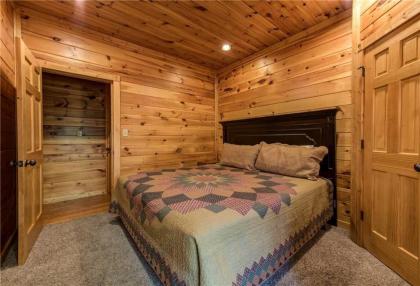 Mountain View Lodge 8 BR Hot Tub Pool Table Theater Room Sleeps 24 - image 12