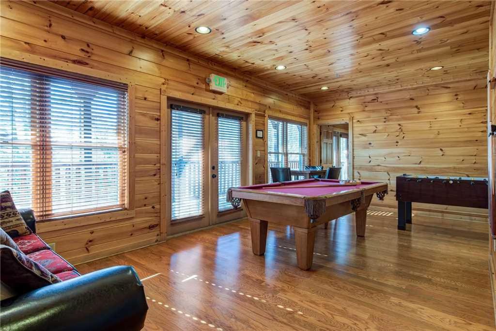 Mountain View Lodge 8 BR Hot Tub Pool Table Theater Room Sleeps 24 - image 7