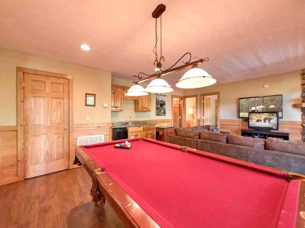 Eagles Point Lodge 4 Bedrooms Sleeps 16 View Pool Access Game Room - image 3