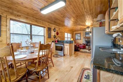 Rocky Top Lodge 6 Bedrooms Pool Access Hot Tub Mountain View Sleeps 14 - image 15