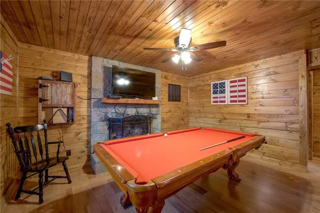 Rocky Top Lodge 6 Bedrooms Pool Access Hot Tub Mountain View Sleeps 14 - image 3