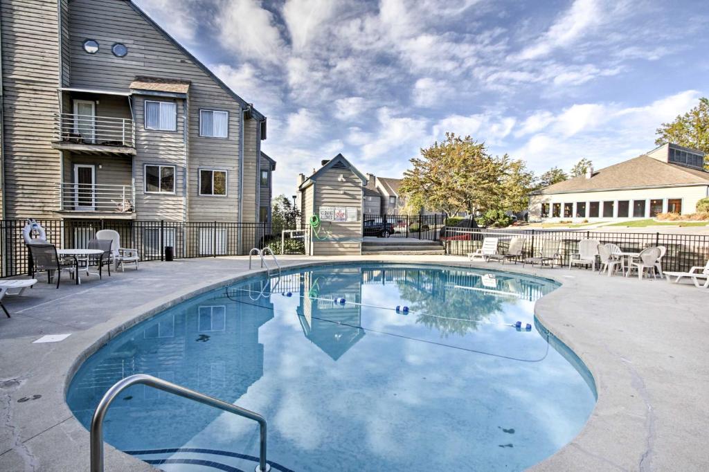 High Life about Condo with Community Pool in Gatlinburg - image 4