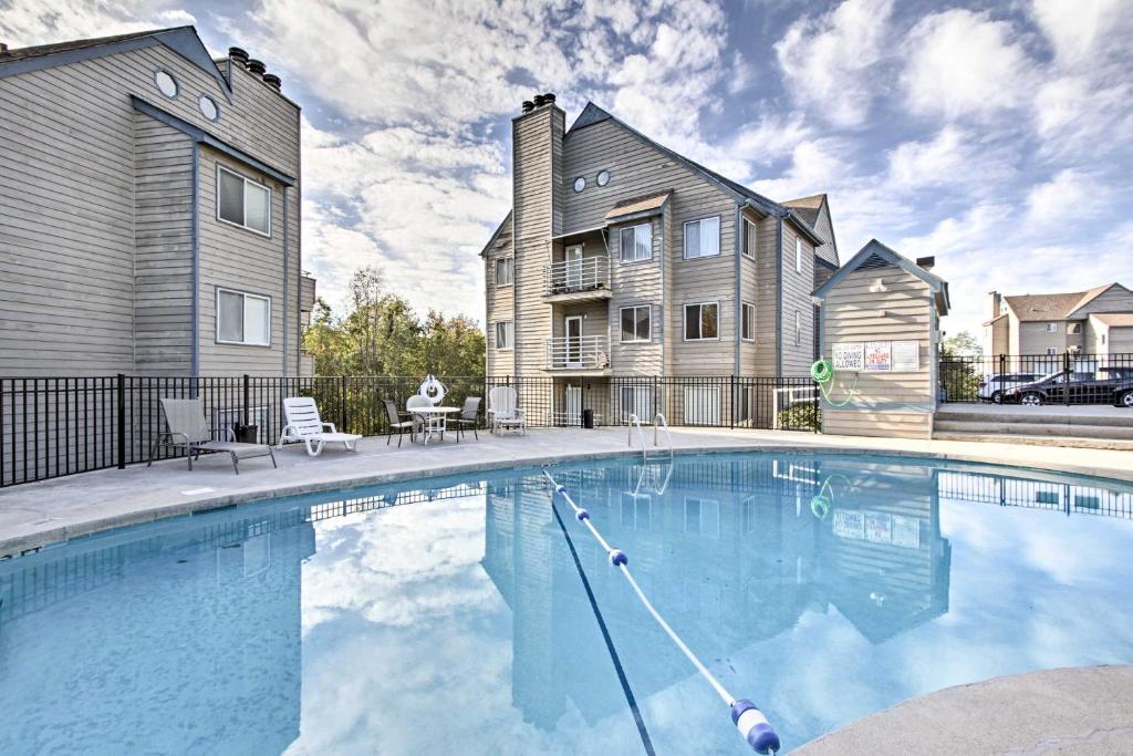 High Life about Condo with Community Pool in Gatlinburg - image 7