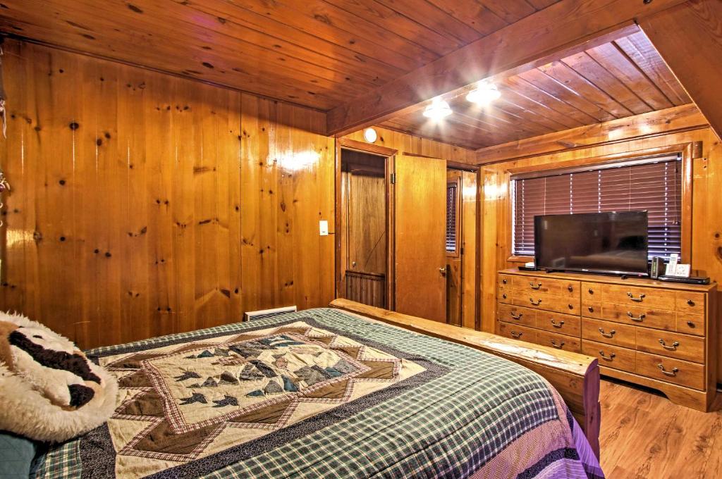 A-Frame Gatlinburg Cabin with Deck and Private Hot Tub! - image 6