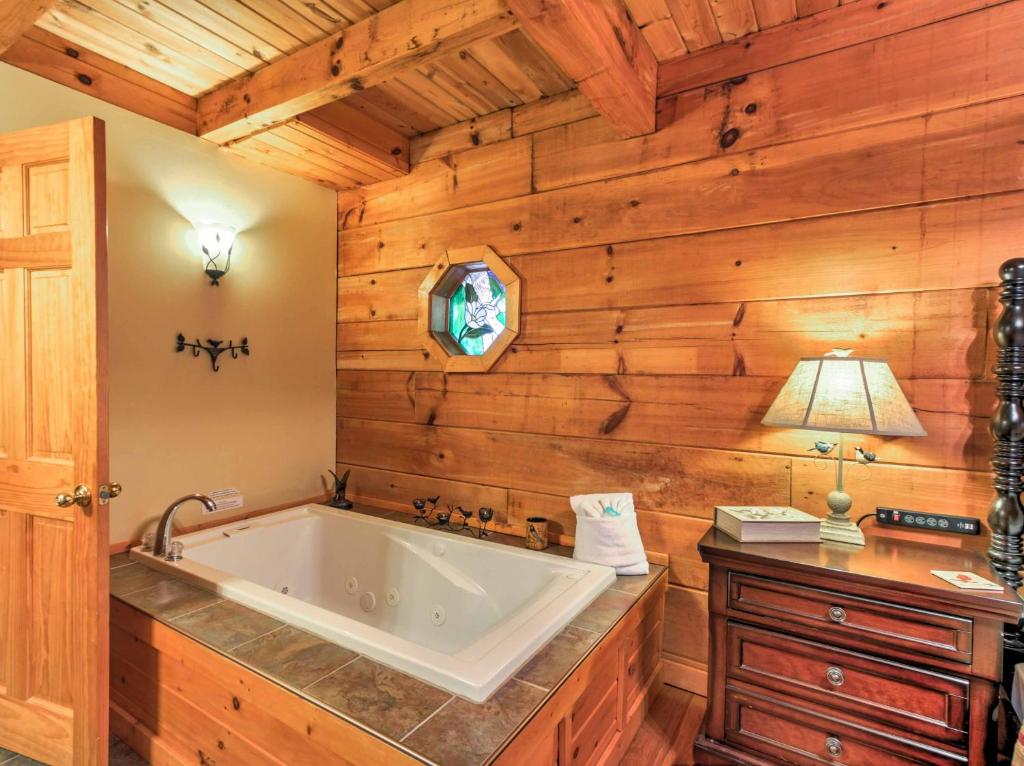 Cozy Nest - Gatlinburg Cabin with Porch and Jacuzzi! - image 3