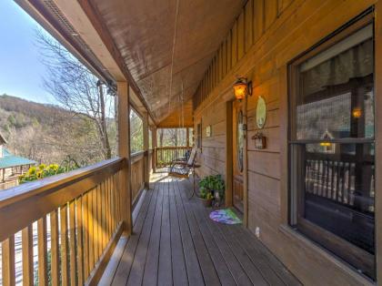 Cozy Nest - Gatlinburg Cabin with Porch and Jacuzzi! - image 9