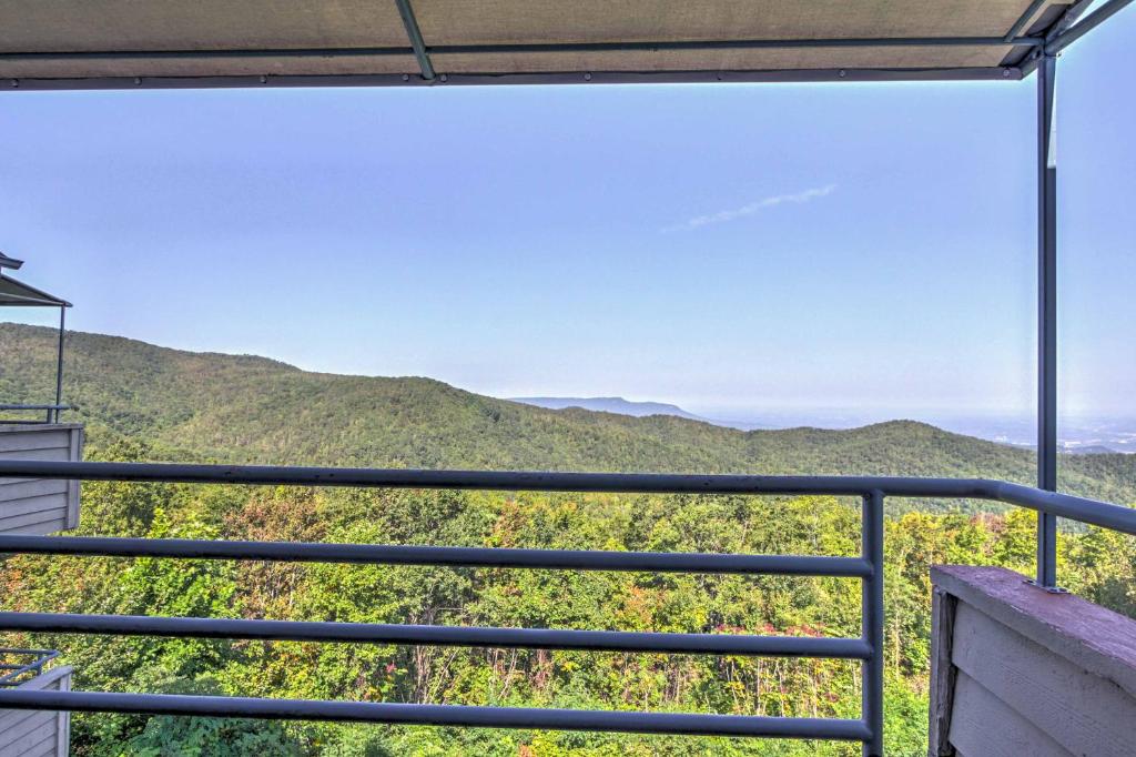 Gatlinburg Condo with Pool Access Balcony and Mtn View - image 7