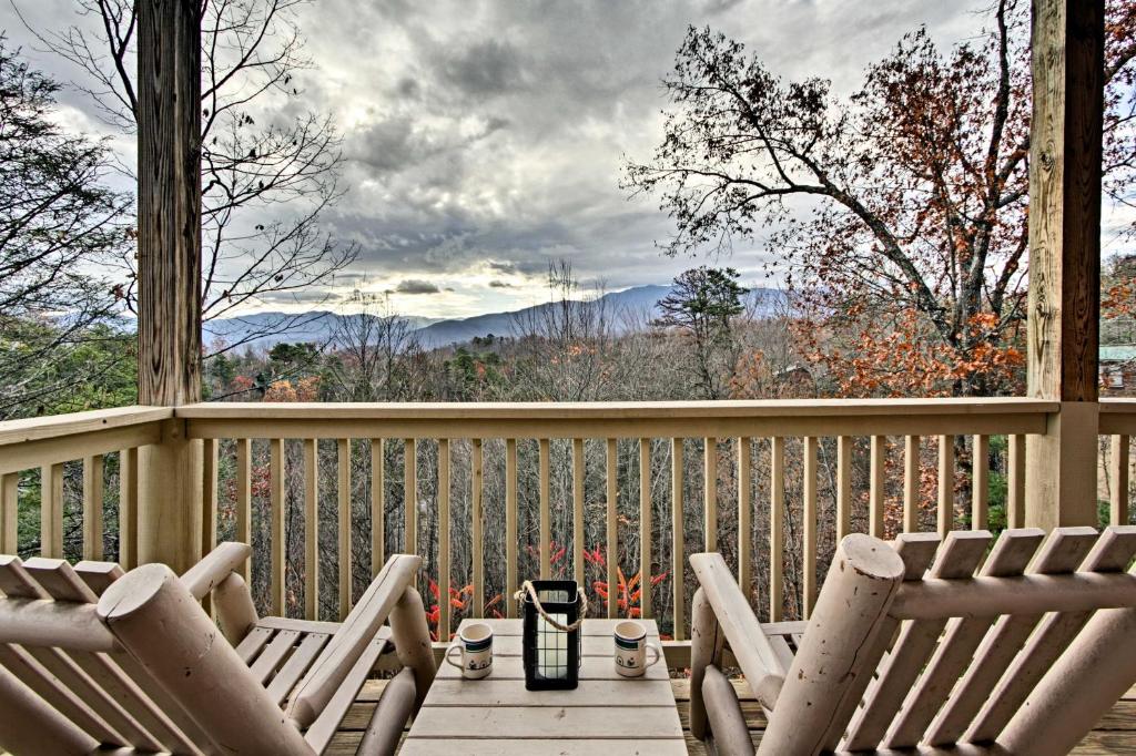 Log Cabin with Pool Table and Hot Tub in Gatlinburg! - main image