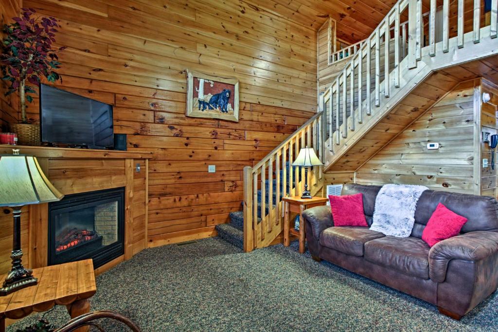 Log Cabin with Pool Table and Hot Tub in Gatlinburg! - image 7