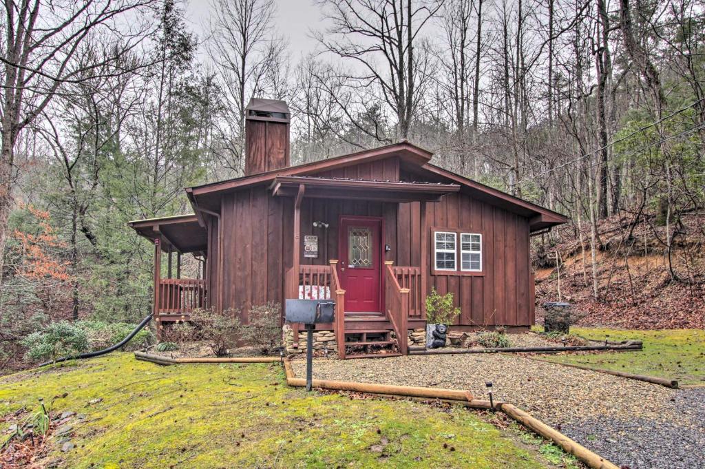 Private Gatlinburg Cabin Pet Friendly with Hot Tub! - main image