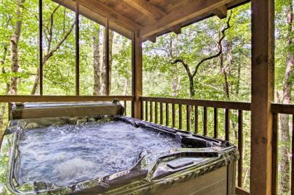 Secluded Forest Cabin - 4 Mi to Dwntwn Gatlinburg! Gatlinburg Tennessee