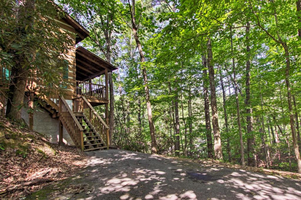 Secluded Forest Cabin - 4 Mi to Dwntwn Gatlinburg! - image 5