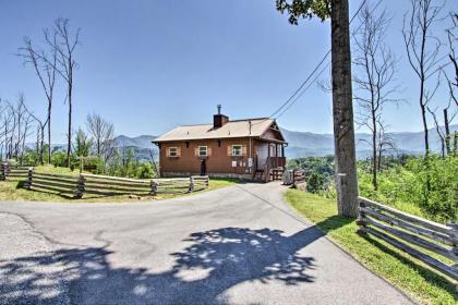 Stunning Mountain View Gatlinburg Cabin with Hot Tub - image 11