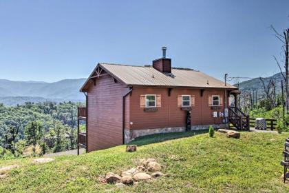 Stunning Mountain View Gatlinburg Cabin with Hot Tub - image 8