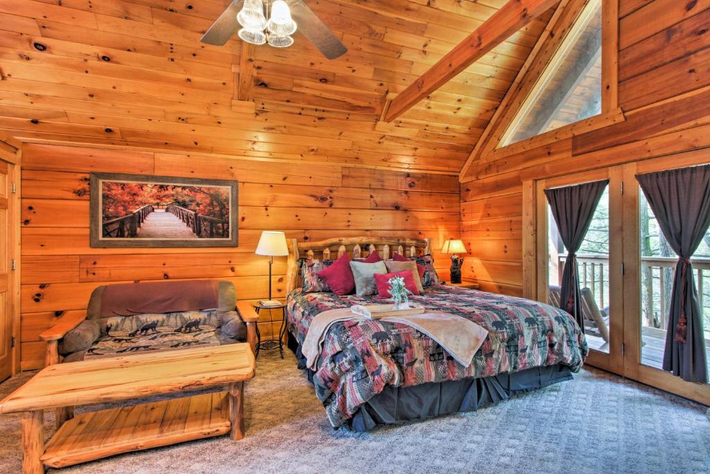 Two Hearts Gatlinburg Cabin with Hot Tub Amenities - main image