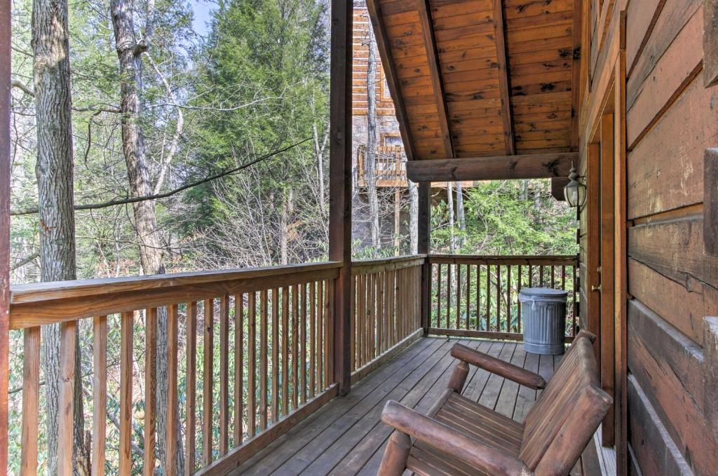 Two Hearts Gatlinburg Cabin with Hot Tub Amenities - image 3