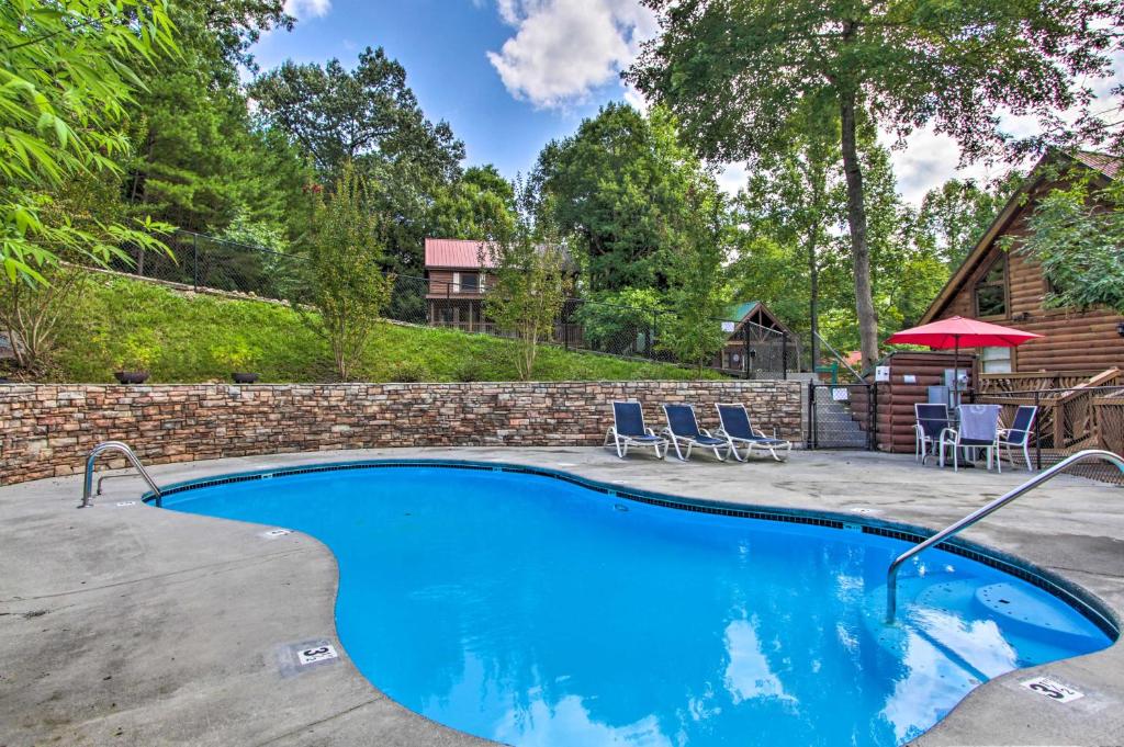 Romantic Gatlinburg Studio Cabin with Hot Tub and Deck - image 3