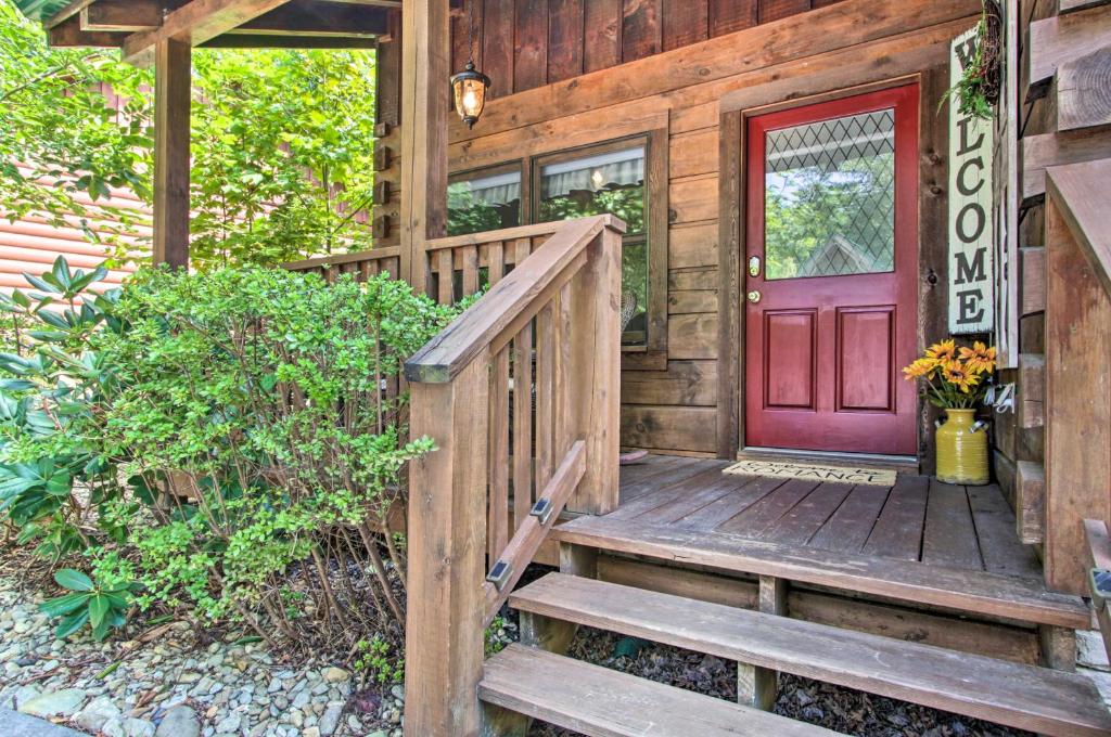 Romantic Gatlinburg Studio Cabin with Hot Tub and Deck - image 4