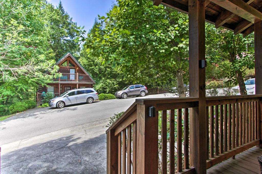 Romantic Gatlinburg Studio Cabin with Hot Tub and Deck - image 5