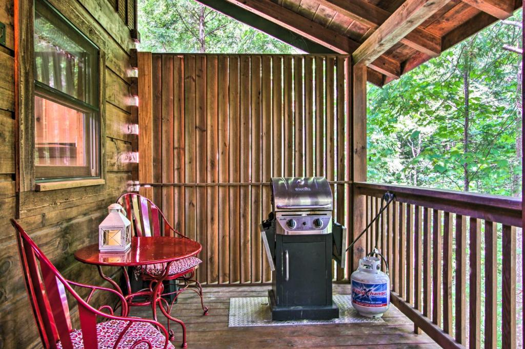 Romantic Gatlinburg Studio Cabin with Hot Tub and Deck - image 6