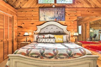 Romantic Gatlinburg Studio Cabin with Hot Tub and Deck - image 9