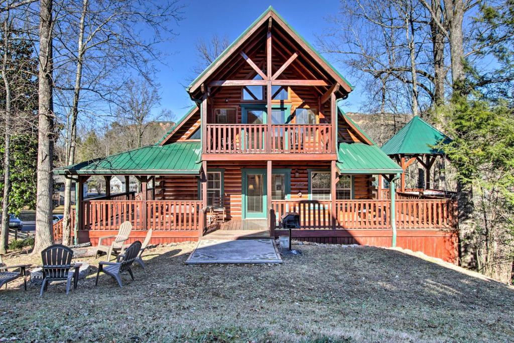 Downtown Gatlinburg Lodge with Hot Tub and Game Room! - main image