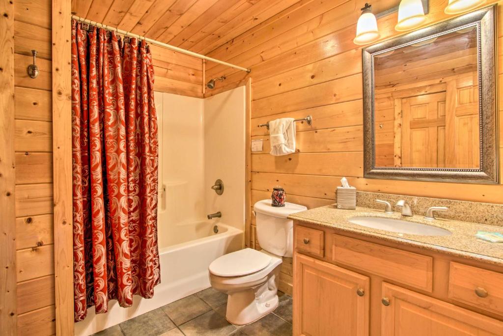 Downtown Gatlinburg Lodge with Hot Tub and Game Room! - image 7