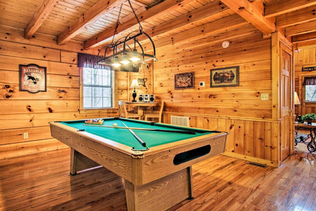 Gatlinburg Mountainside Escape with Outdoor Hot Tub! - image 7