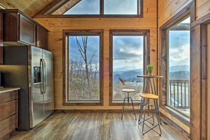 Lightning Bug Lookout Luxury Mountain View Cabin! - image 18