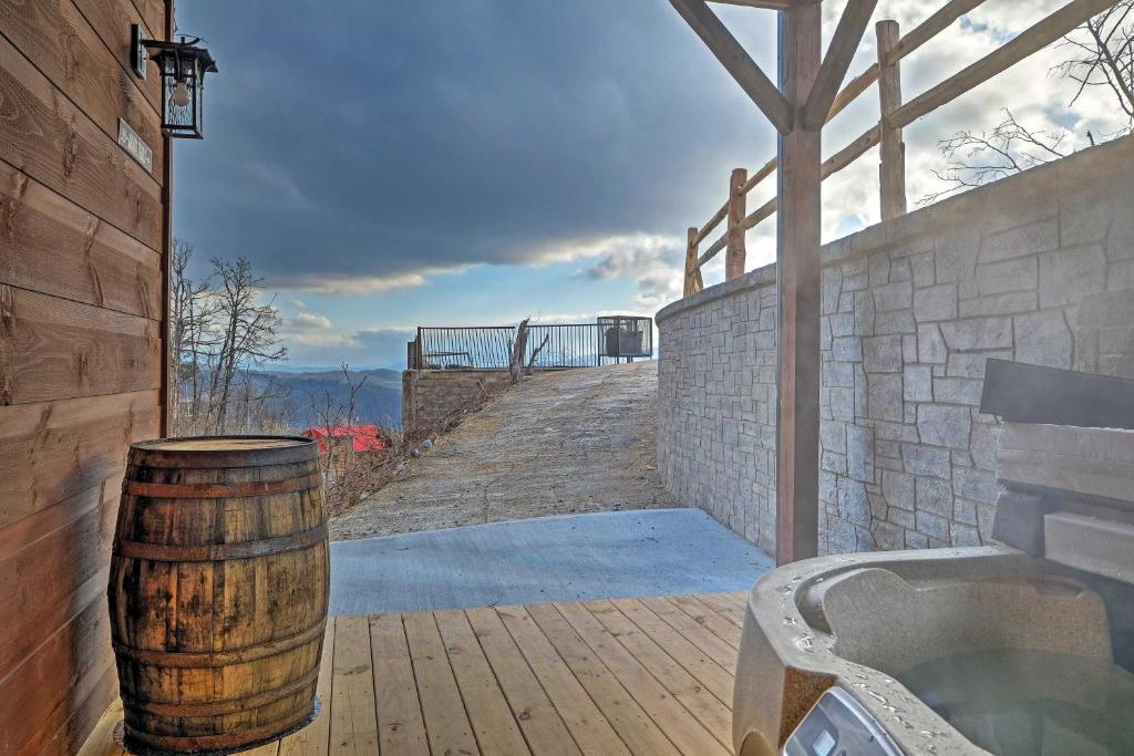 Lightning Bug Lookout Luxury Mountain View Cabin! - image 7