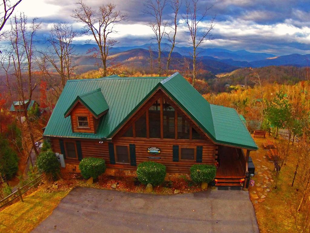 Gatlinburg Getaway 5 Bedrooms Sleeps 22 Views Hot Tub Game Room - main image