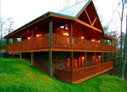 Gatlinburg Getaway 5 Bedrooms Sleeps 22 Views Hot Tub Game Room - image 13