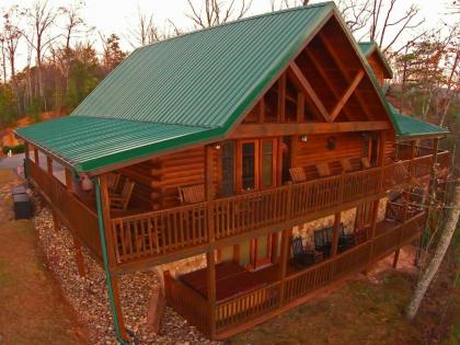 Gatlinburg Getaway 5 Bedrooms Sleeps 22 Views Hot Tub Game Room - image 18