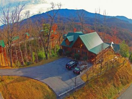 Gatlinburg Getaway 5 Bedrooms Sleeps 22 Views Hot Tub Game Room - image 4