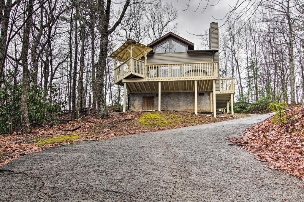 Cozy Gatlinburg Hideaway with Hot Tub and Air Hockey - main image