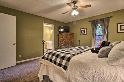 Cozy Gatlinburg Hideaway with Hot Tub and Air Hockey - image 15